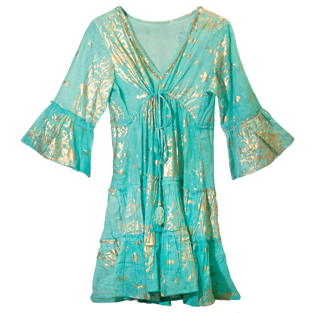 Vestido corto turquesa con estampado de coral dorado, escote en V, mangas acampanadas y cordón ajustable con borlas.