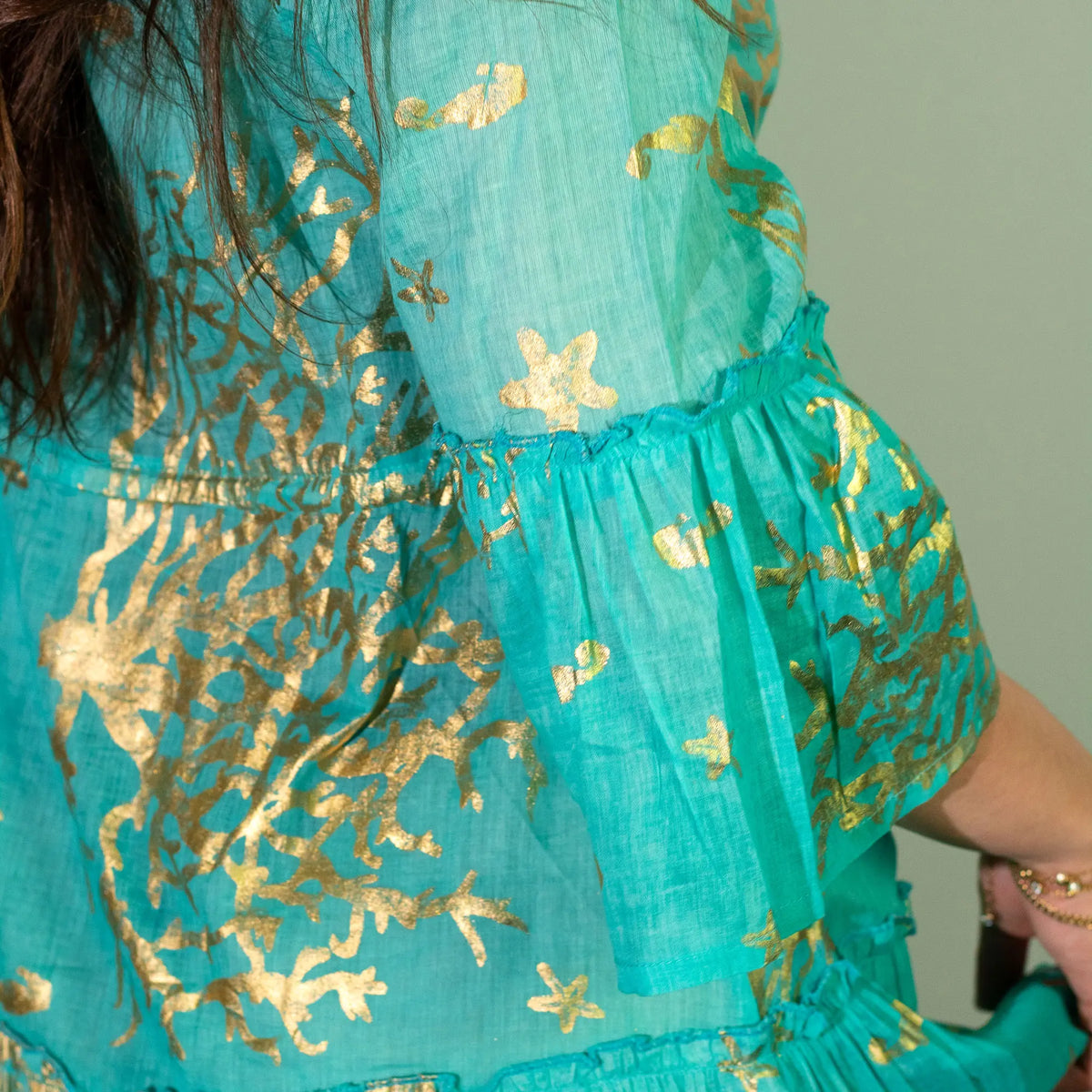 Vestido turquesa con estampado de corales y estrellas doradas, de estilo ligero con mangas voluminosas y corte fluido