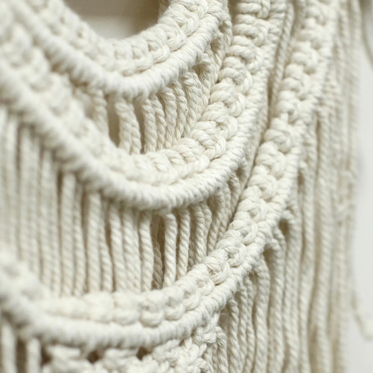 Mural de macramé en color crema, tejido de cuerda de algodón, estilo bohemio y decorativo para interiores.