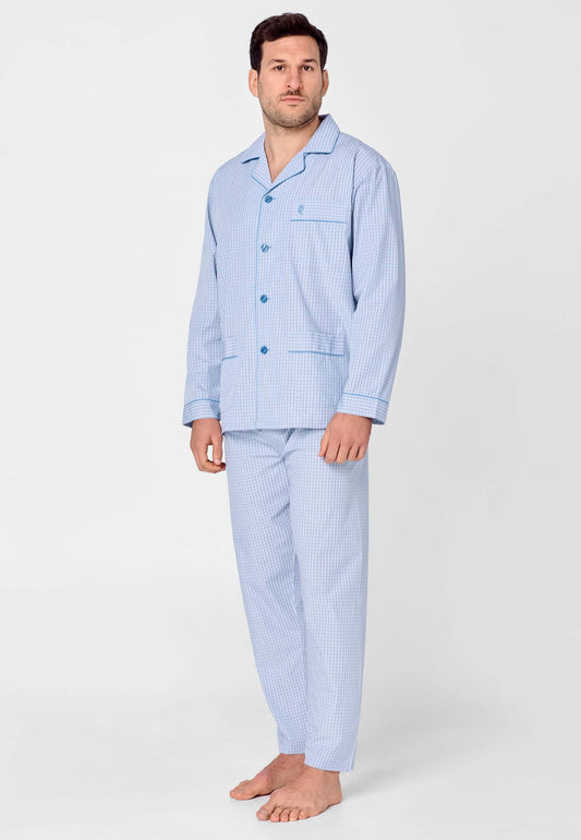 Hombre con pijama largo de cuadros azules, camisa de solapas, botones frontales y bolsillo en el pecho sobre fondo gris.