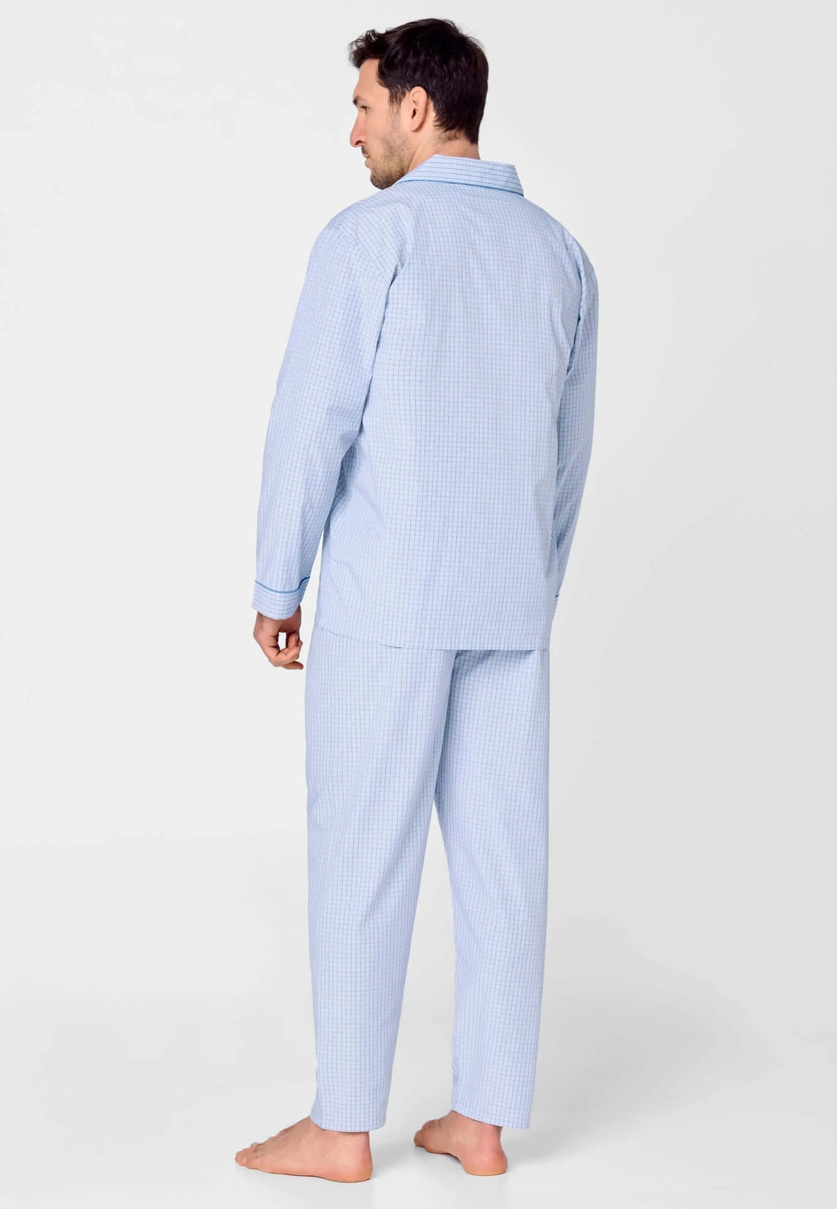 Pijama largo de hombre azul a cuadros, de tejido fino con solapa, visto de espaldas sobre modelo.