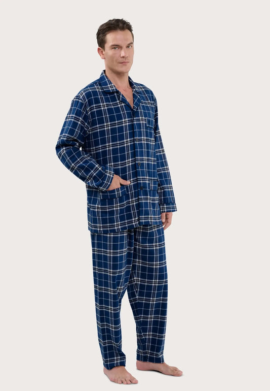 Pijama de hombre azul con estampado de cuadros, camisa de solapas con botones, bolsillo y pantalón largo a juego.