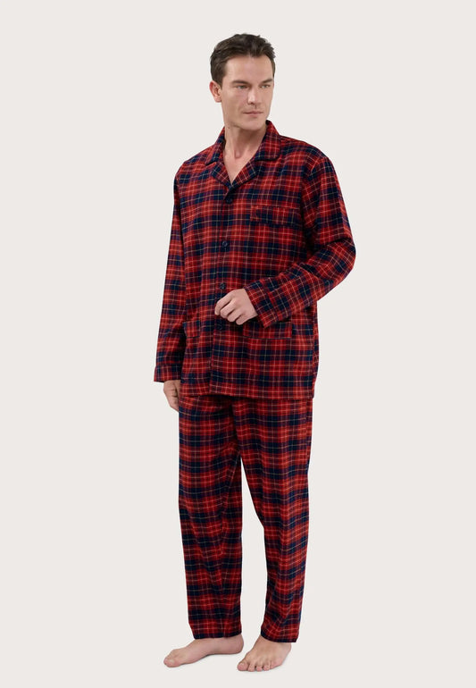 Pijama de hombre con estampado de cuadros rojos y azul marino, cuello solapa, botones y bolsillos en tejido suave.