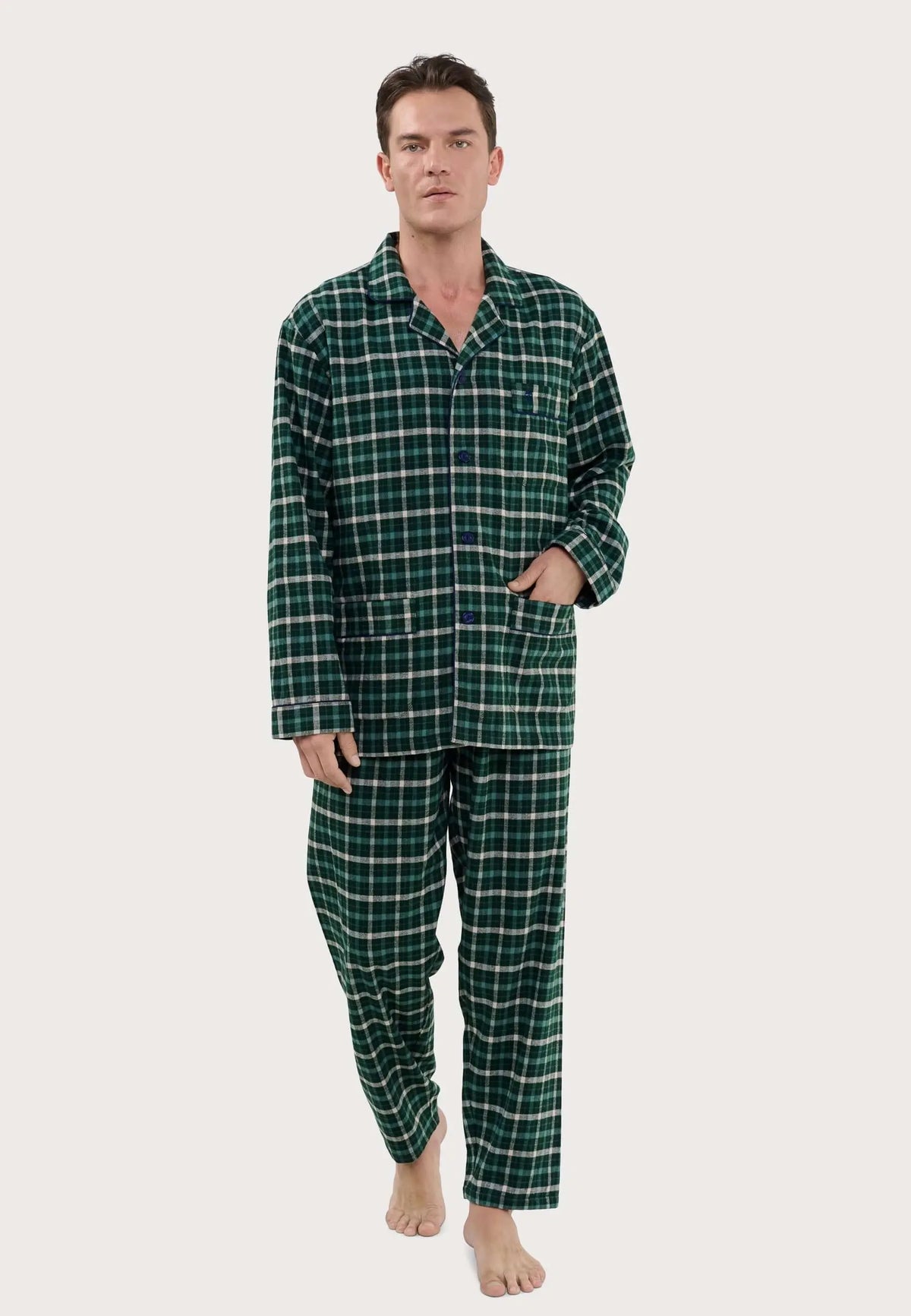 Pijama de hombre de franela a cuadros verdes y blancos, con solapas, botones y bolsillos, puesto por un modelo.