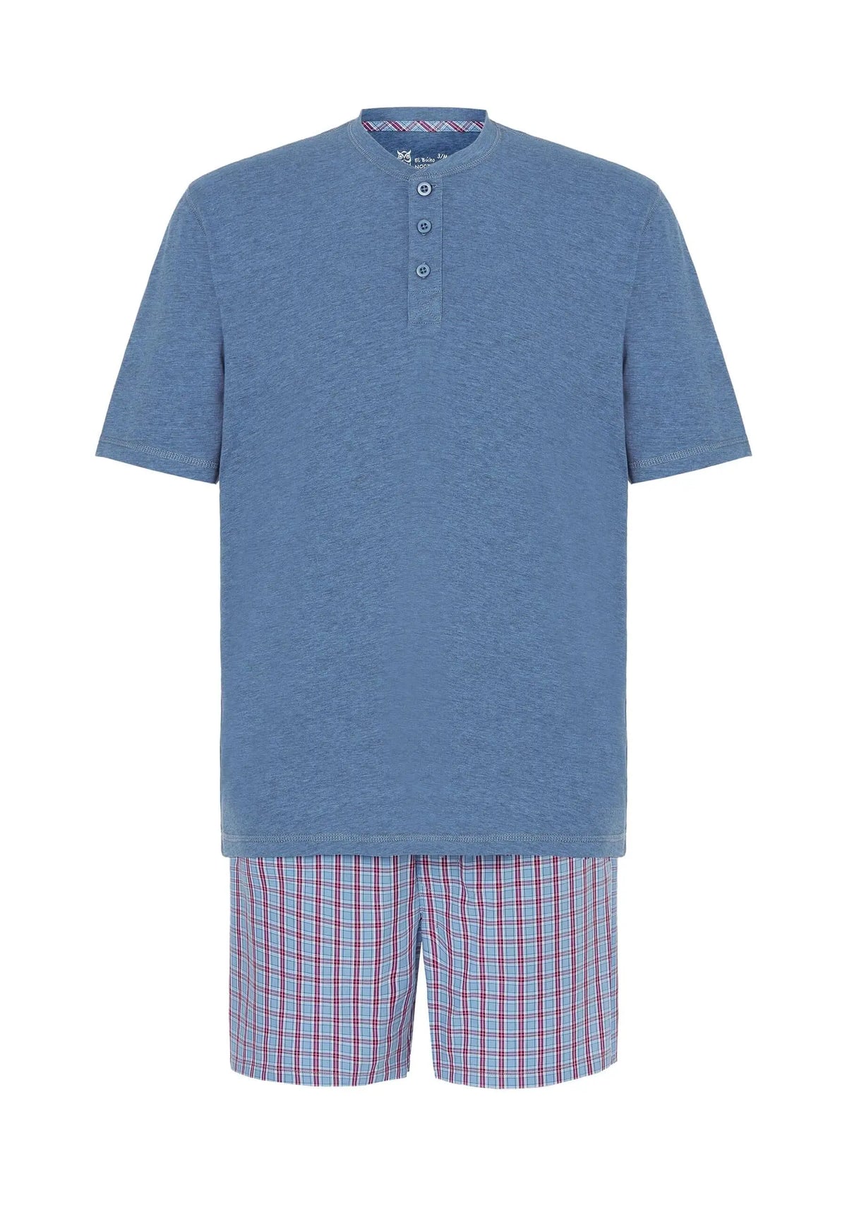 Pijama corto hombre azul: camiseta punto cuello panadero con botones y pantalón de cuadros azul y rojo.