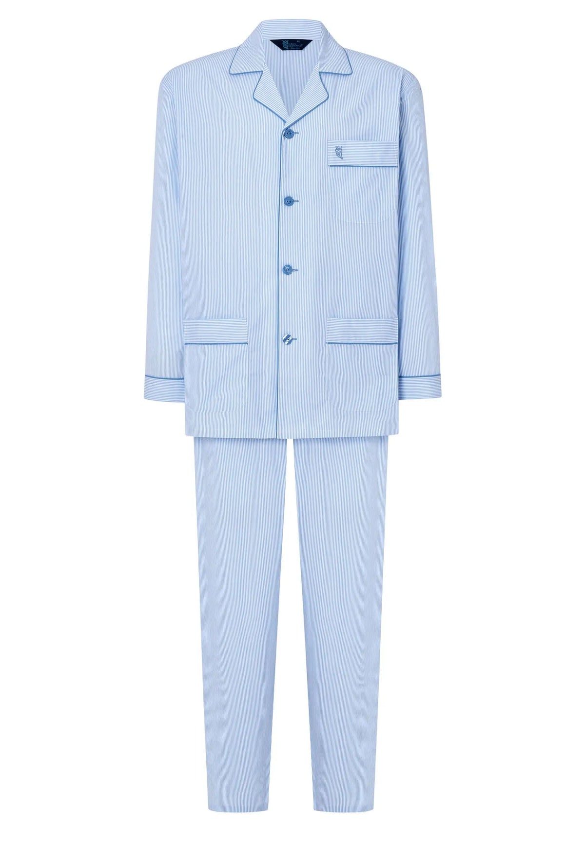 Pijama largo de hombre azul celeste a rayas con solapa, botones, bolsillos y bordado en el pecho, corte clásico.