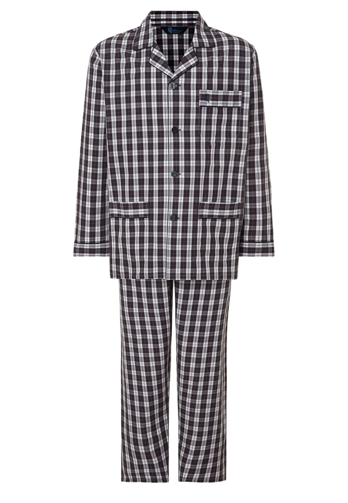 Pijama hombre de botones y solapa con estampado de cuadros en tonos granate y blanco sobre fondo neutro.