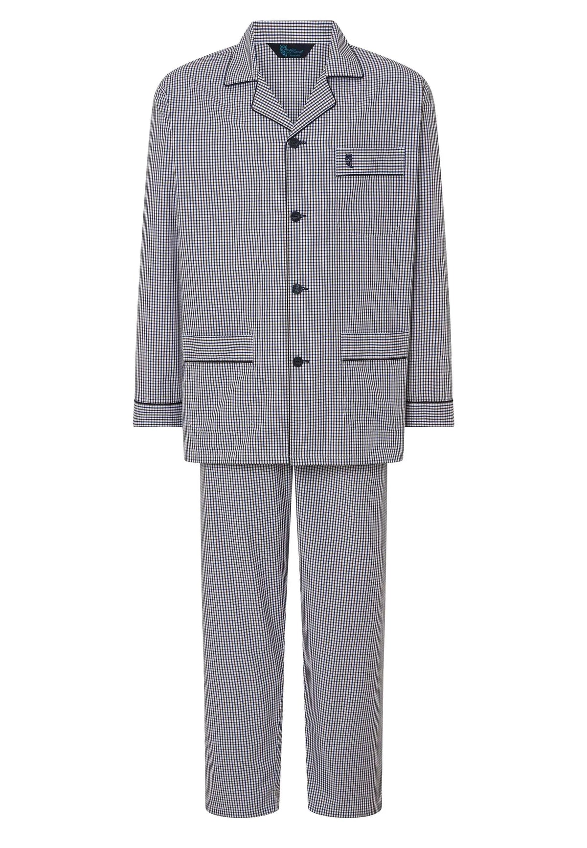 Pijama de hombre de cuadros vichy azul y blanco, con chaqueta de solapas, botones oscuros y tres bolsillos delanteros.