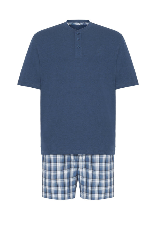 Pijama para hombre azul marino de algodón, camiseta corta con botones y pantalones cortos de cuadros gris y azul.