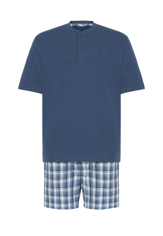 Pijama para hombre azul marino de algodón, camiseta corta con botones y pantalones cortos de cuadros gris y azul.