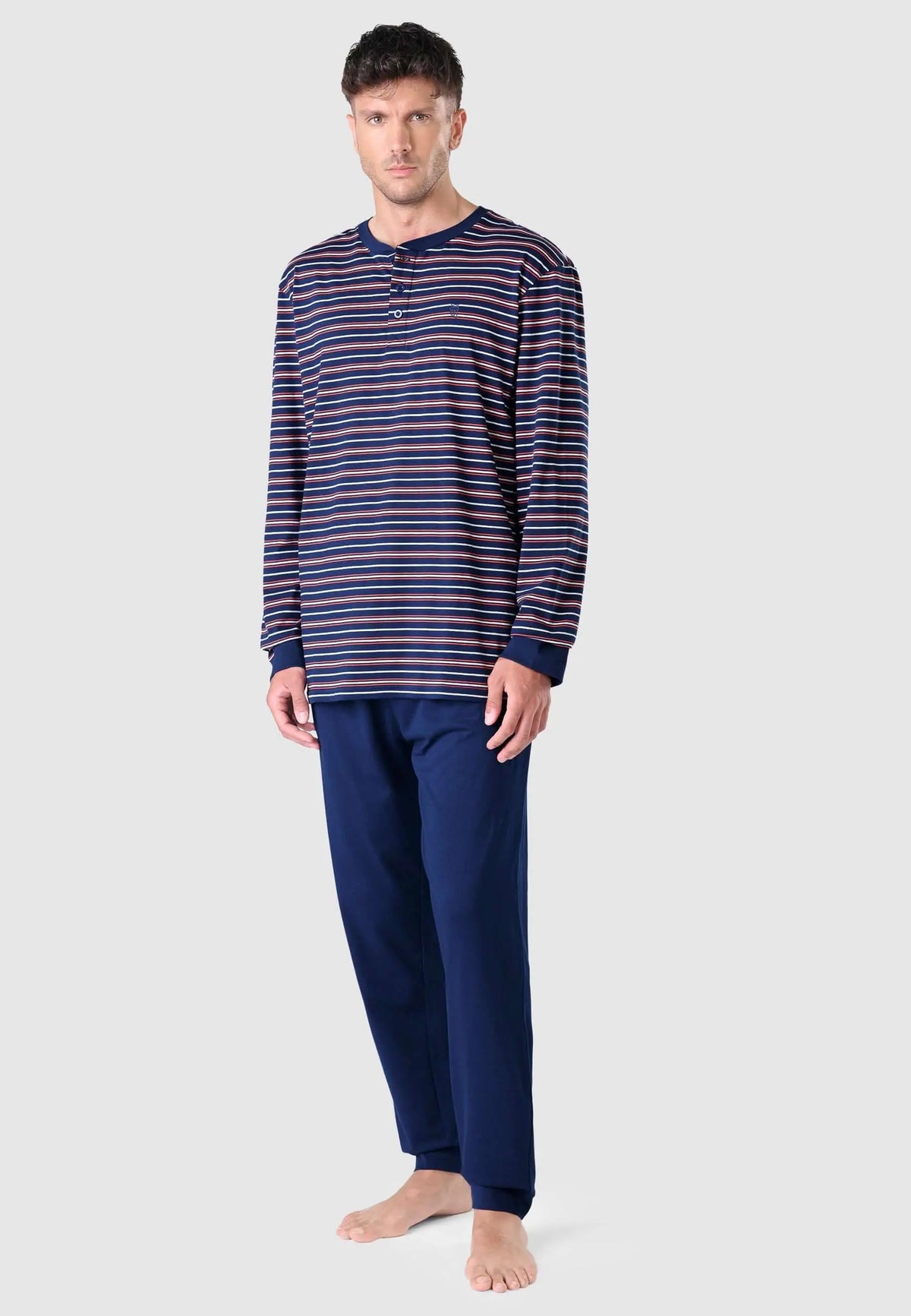Pijama de hombre azul con camiseta de rayas horizontales, tapeta de botones y pantalón largo liso de punto.