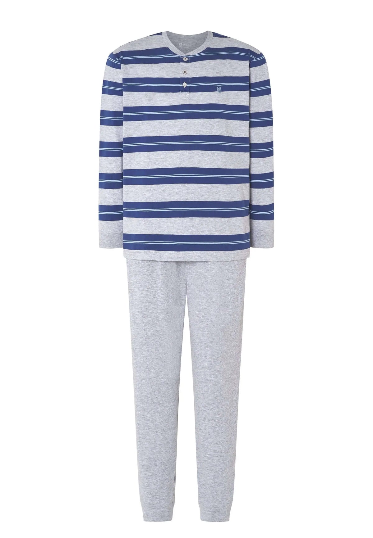 Pijama de hombre con camiseta de rayas azules y grises, cuello con botones y pantalón largo gris liso.