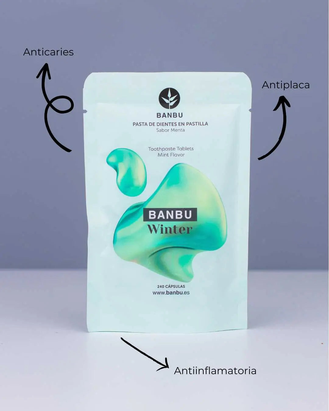 Refill de pasta de dientes Banbu Winter en bolsa de papel azul claro, con diseño abstracto verde y beneficios indicados.