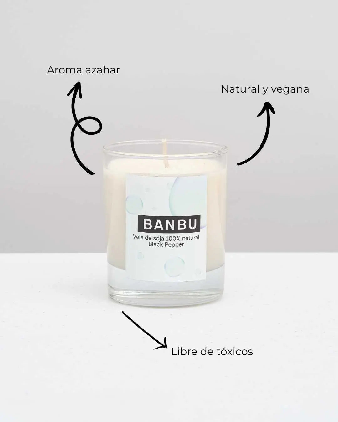 Vela de soja natural Banbu Black Pepper en vaso de cristal, con etiquetas informativas sobre sus beneficios ecológicos.
