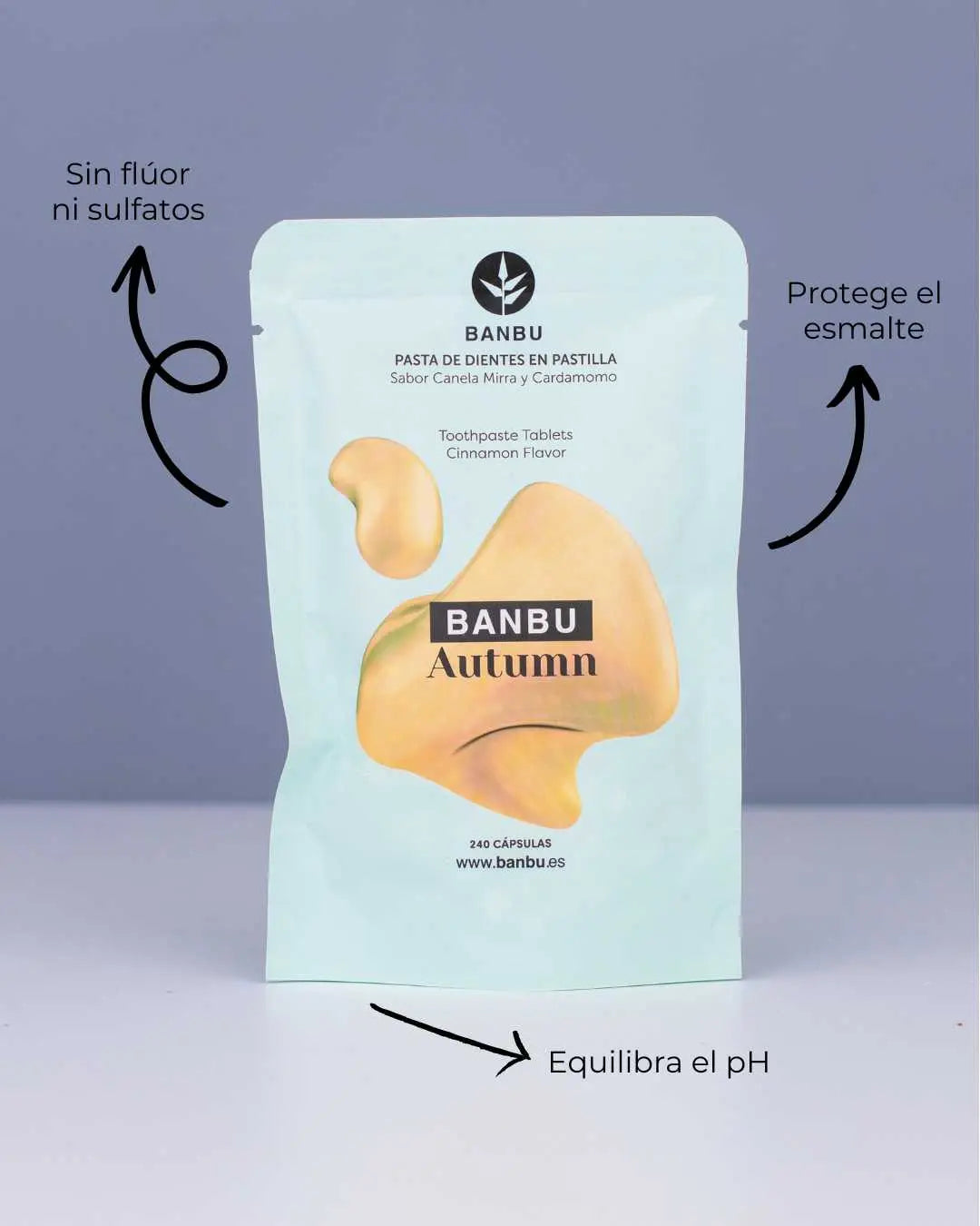 Bolsa azul claro de pasta de dientes en pastilla Banbu Autumn con texto informativo sobre sus beneficios ecológicos.