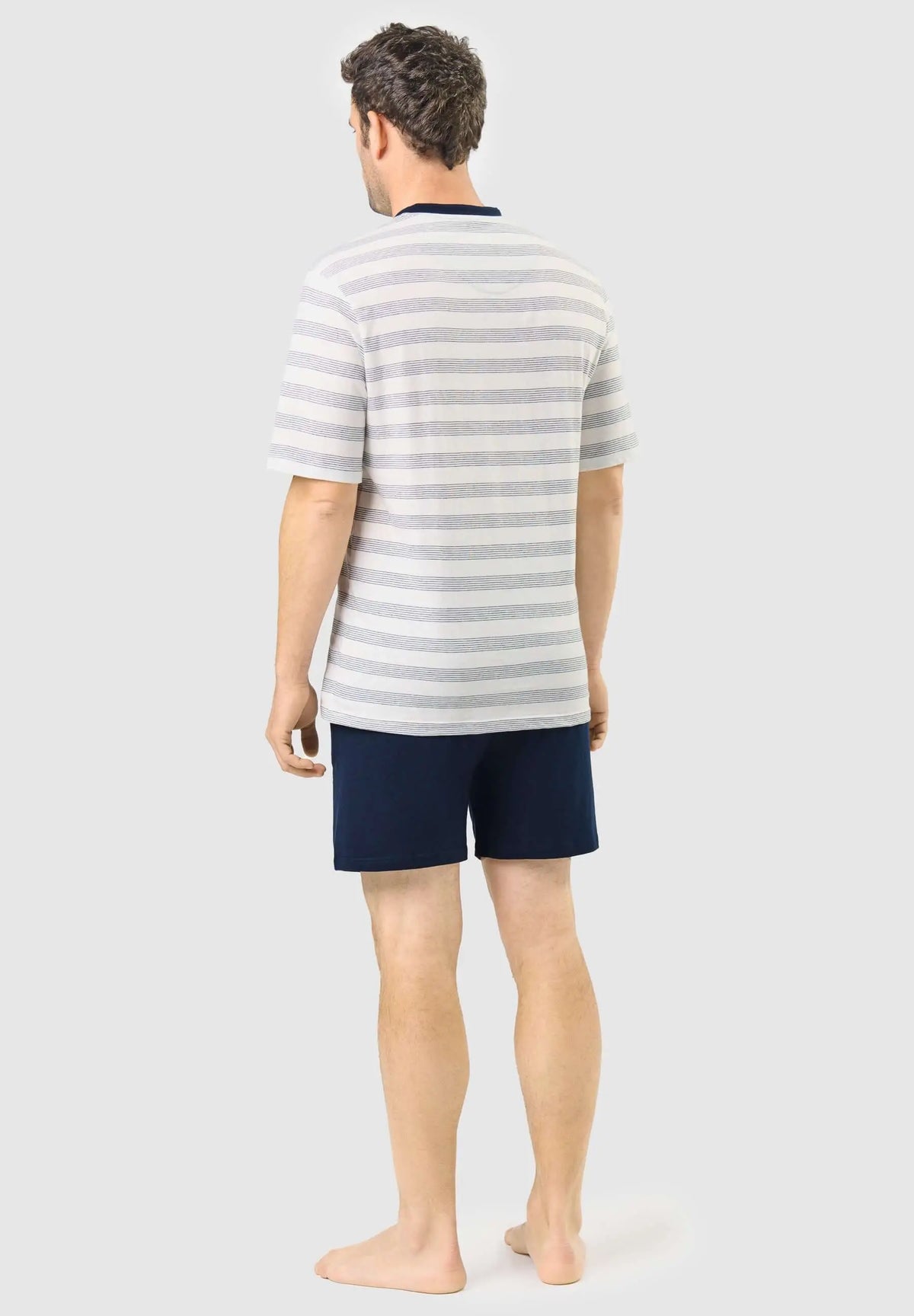Pijama de hombre con camiseta de rayas horizontales gris y blanca, manga corta y pantalón corto azul marino liso.