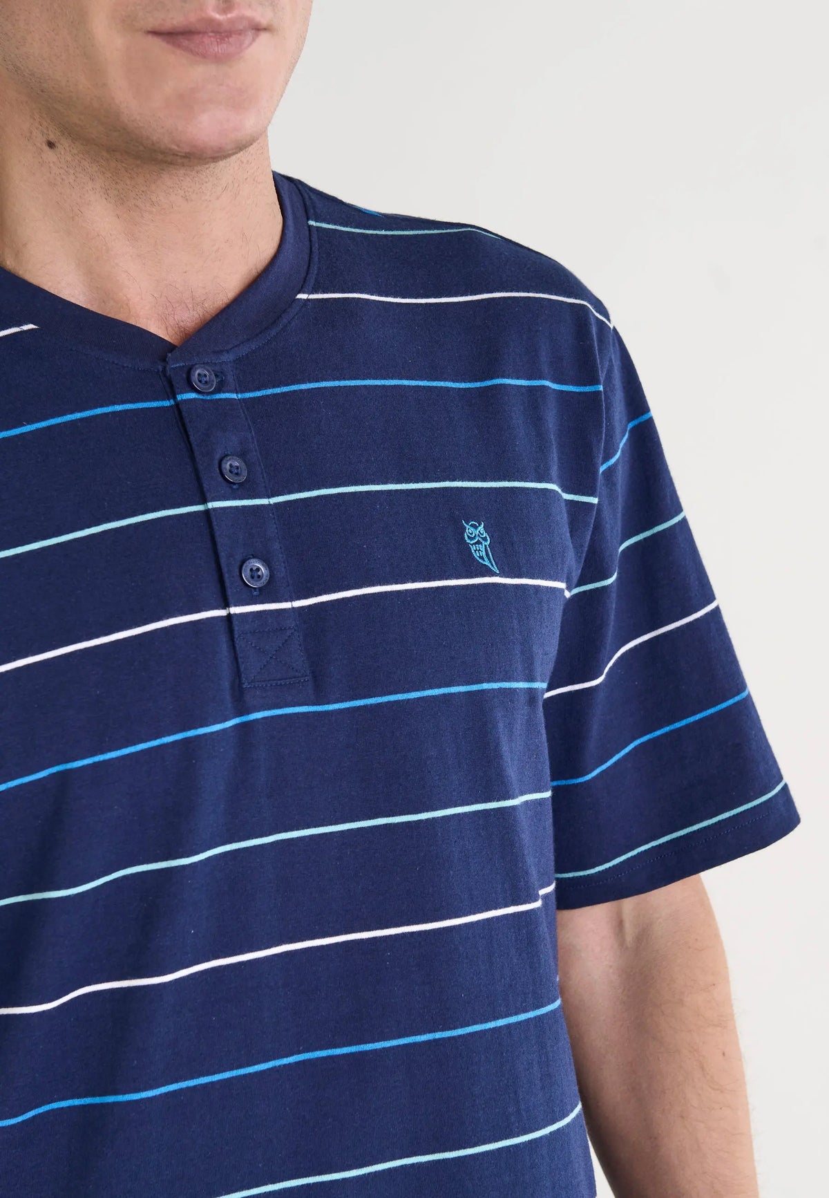 Camiseta de rayas azul marino y celeste, de algodón, estilo casual con botón en el cuello.
