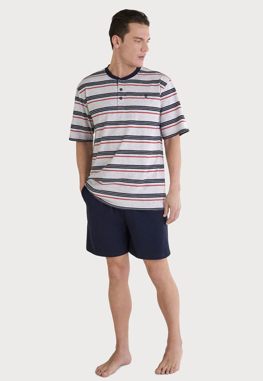 Pijama de hombre, camiseta de rayas azul y rojo, pantalones cortos oscuros, estilo casual y cómodo.