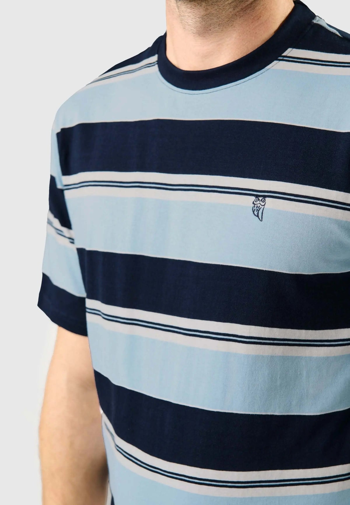 Camiseta pijama hombre, rayas horizontales azul marino y celeste, cuello redondo, logo búho, corte corto de verano.