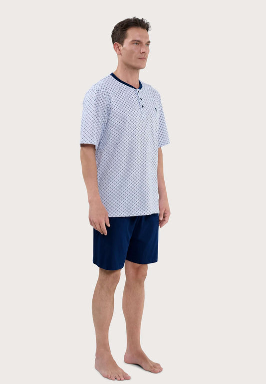 Pijama de verano para hombre en algodón, camiseta estampada con tapeta y pantalón corto azul de ajuste cómodo.