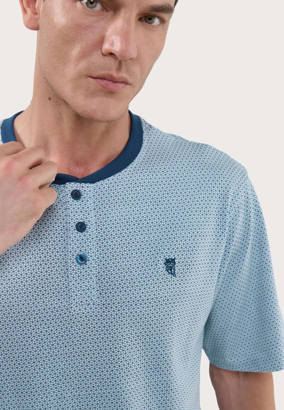 Pijama de hombre azul de algodón, camiseta de manga corta con estampado geométrico, cuello redondo y tapeta de botones.