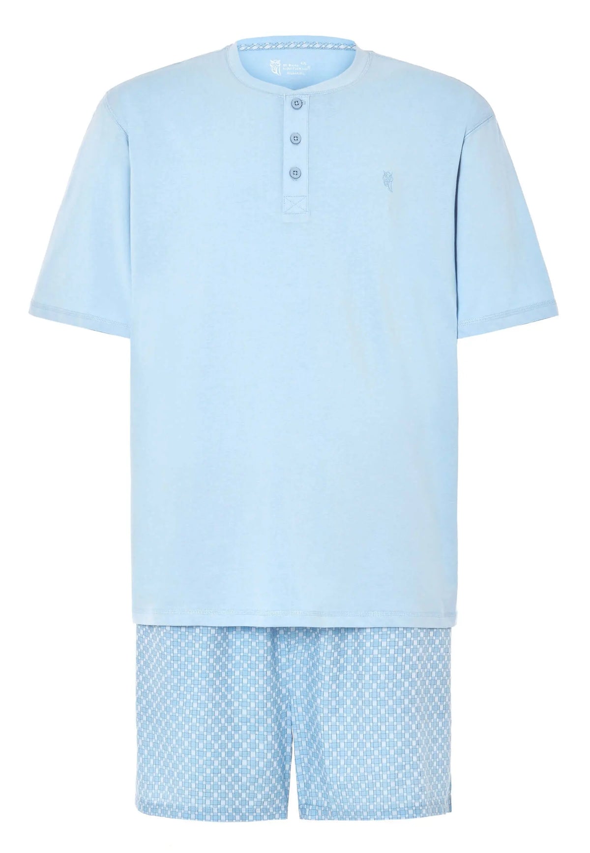 Pijama corto hombre azul: camiseta lisa de algodón con tapeta de tres botones y pantalón corto con estampado geométrico.