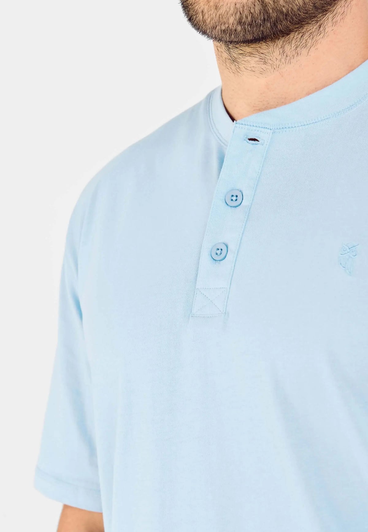 Camiseta de pijama azul claro para hombre, cuello redondo con tapeta de dos botones y bordado de búho.