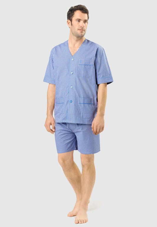 Hombre con pijama corto de cuadros azules, cuello en pico, botones y bolsillos, tejido de algodón, estilo veraniego.