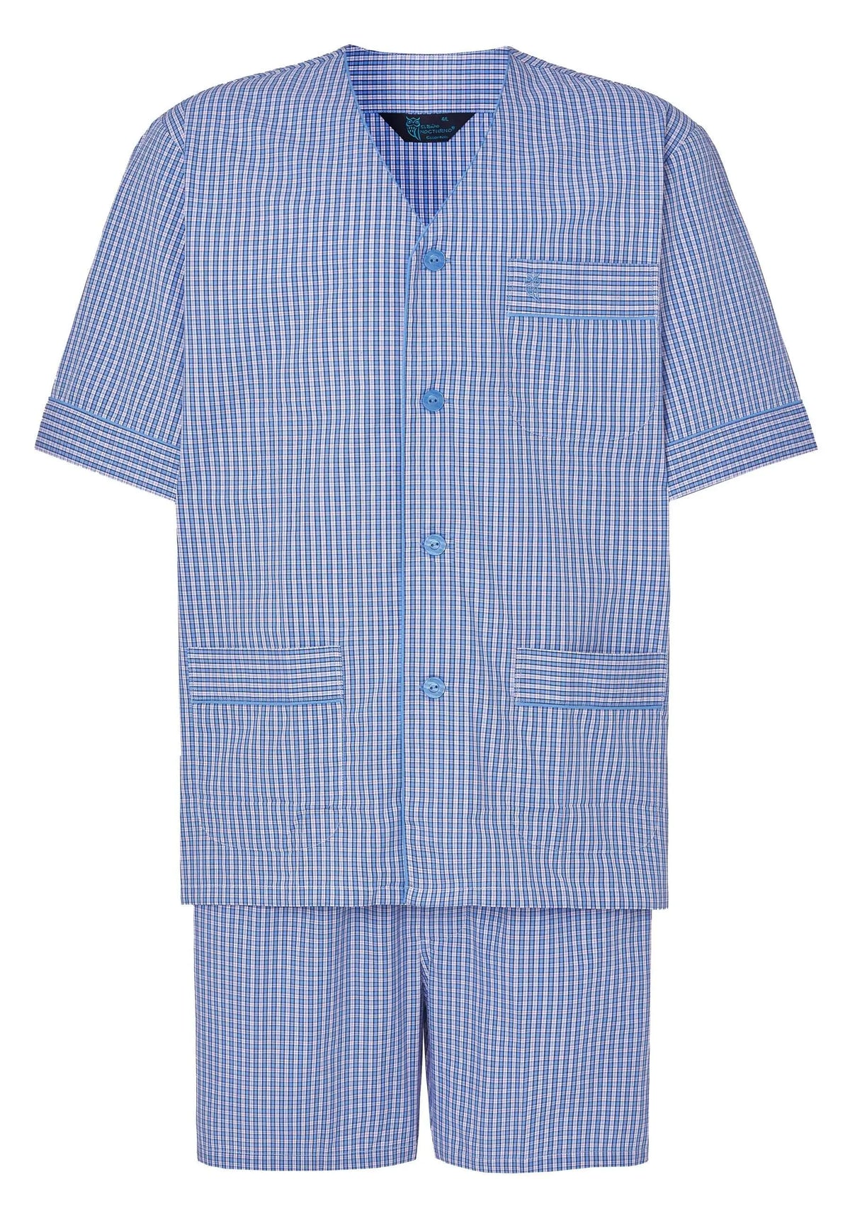 Pijama de hombre azul de cuadros, manga corta y cuello pico, con botones, bolsillo en el pecho y pantalón corto.