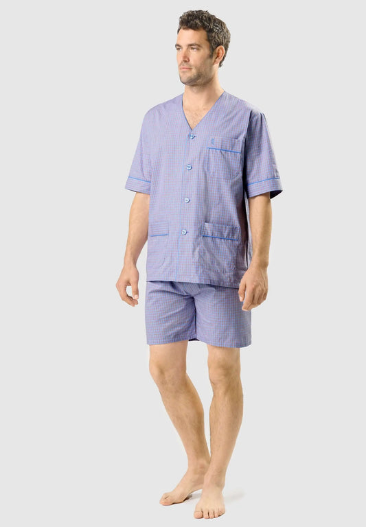 Pijama corto azul de hombre con estampado de cuadros, cuello en pico, botones y bolsillos, modelo de manga corta.