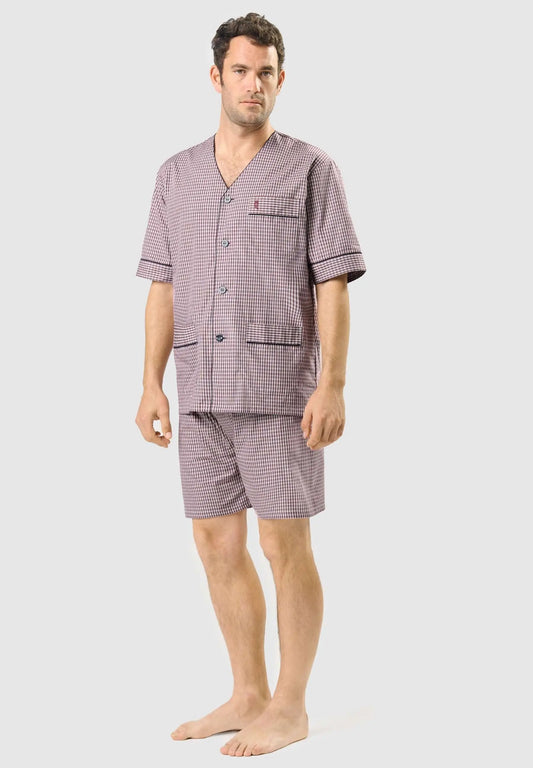 Pijama corto de hombre con estampado de cuadros rojos y blancos, cuello en pico y botones, marca El Búho Nocturno.