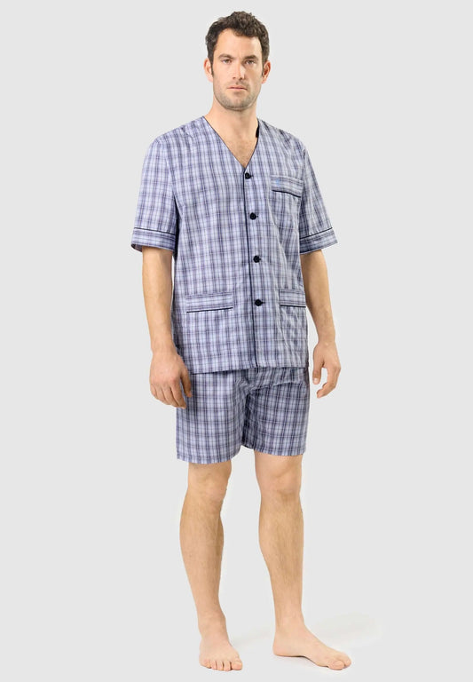Pijama corto de hombre, cuello pico, botones, bolsillos y estampado de cuadros azul y gris sobre fondo claro.