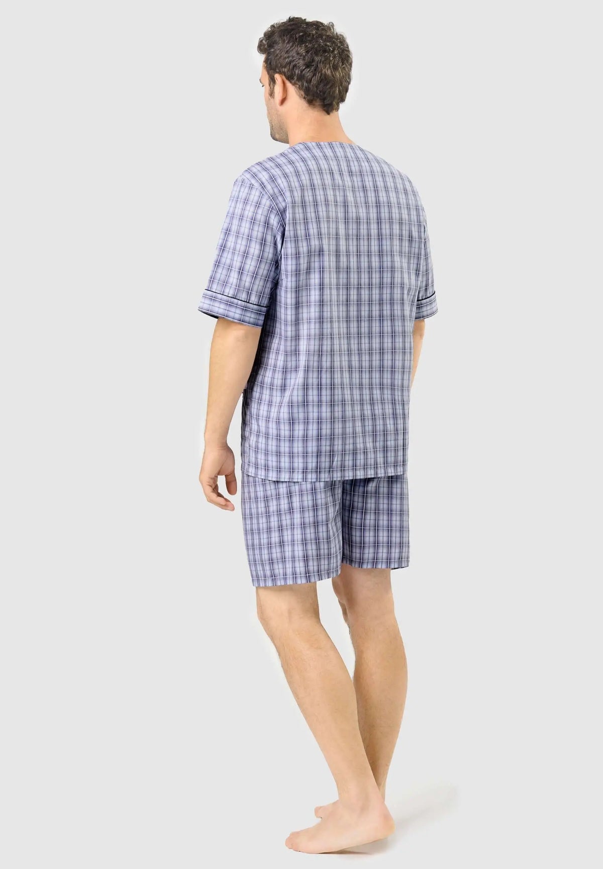Pijama corto de hombre, estampado de cuadros azules, camiseta manga corta y pantalón, tejido ligero, vista posterior.