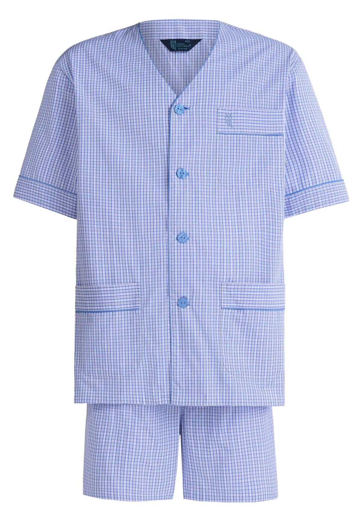 Pijama corto hombre, cuello pico, estampado cuadros azul y blanco, botones frontales y dos bolsillos bajos.