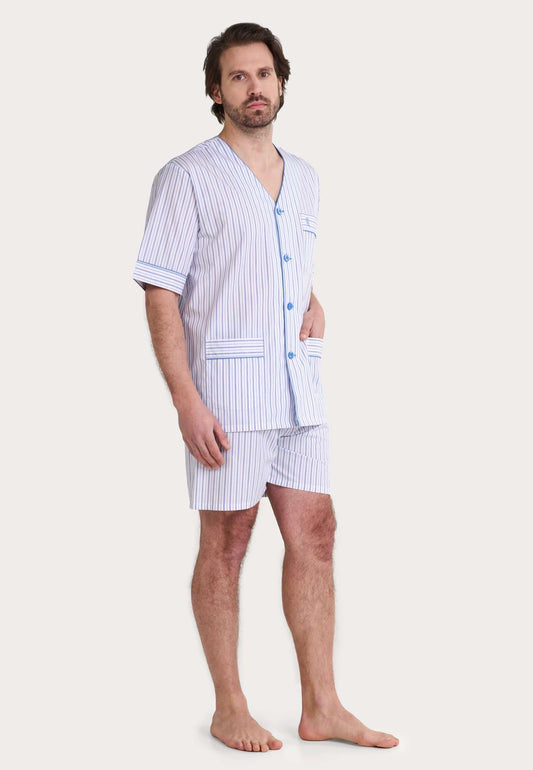 Modelo con pijama corto de hombre, cuello pico, botones, bolsillos y estampado de rayas verticales azul y blanco.