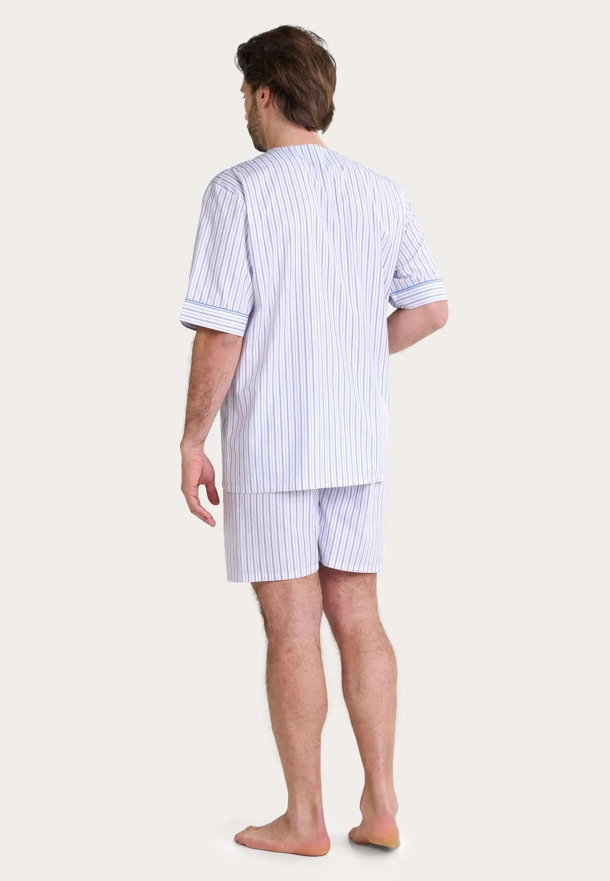 Pijama de hombre corto, estampado de rayas verticales azul y blanco, tejido fino, manga corta y pantalón corto.