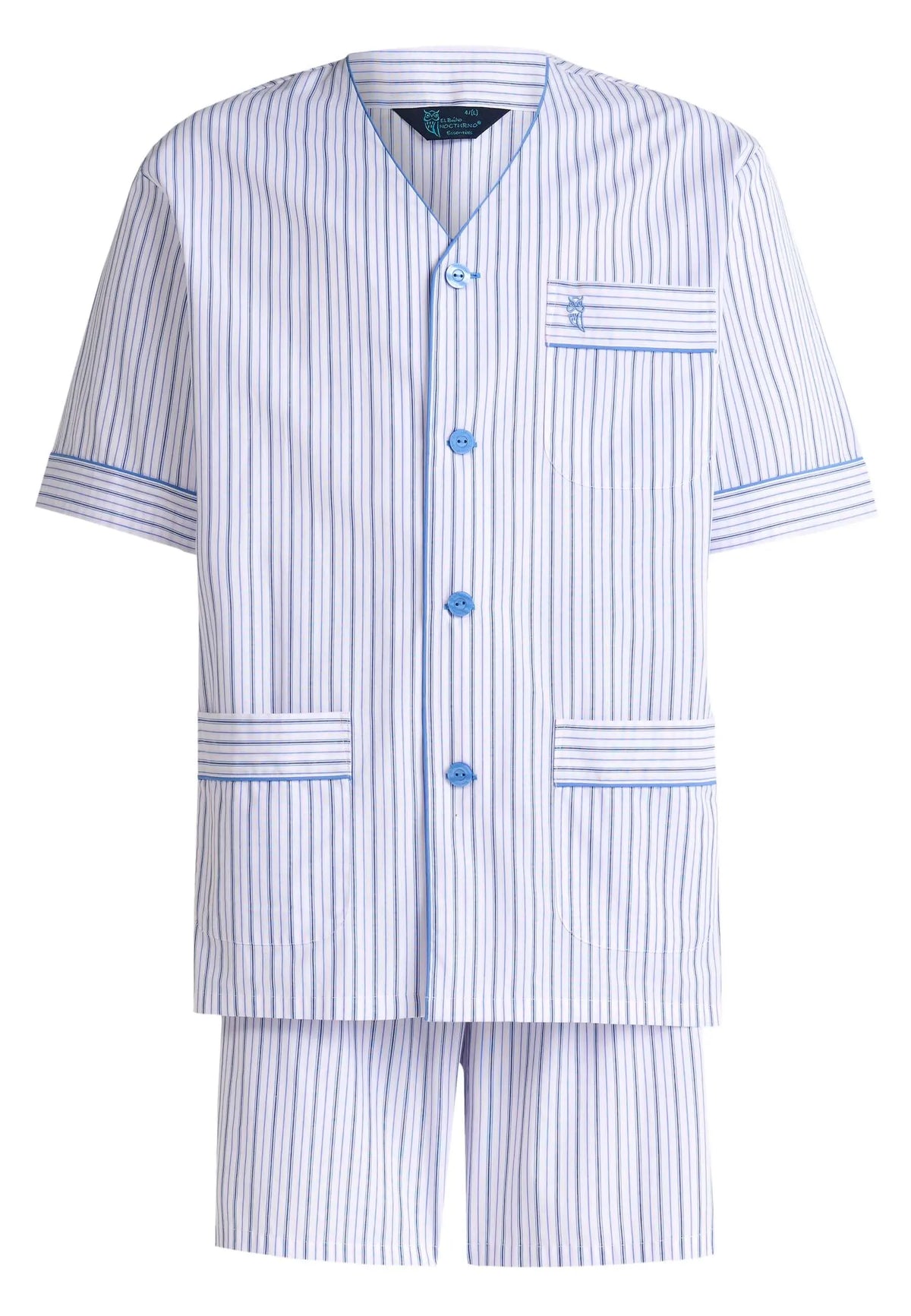 Pijama corto de hombre a rayas azules y blancas, con cuello en V, botones, bolsillos y detalle de logo bordado.