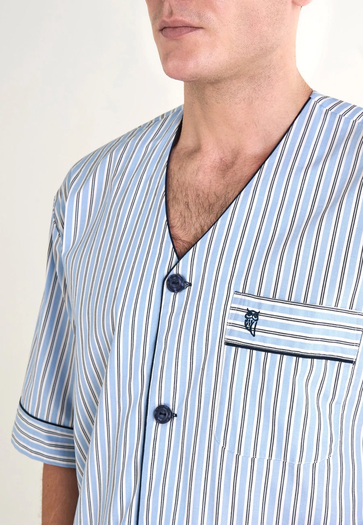 Camisa de pijama azul con rayas, algodón, estilo clásico, cuello en V y bolsillo, para hombre.