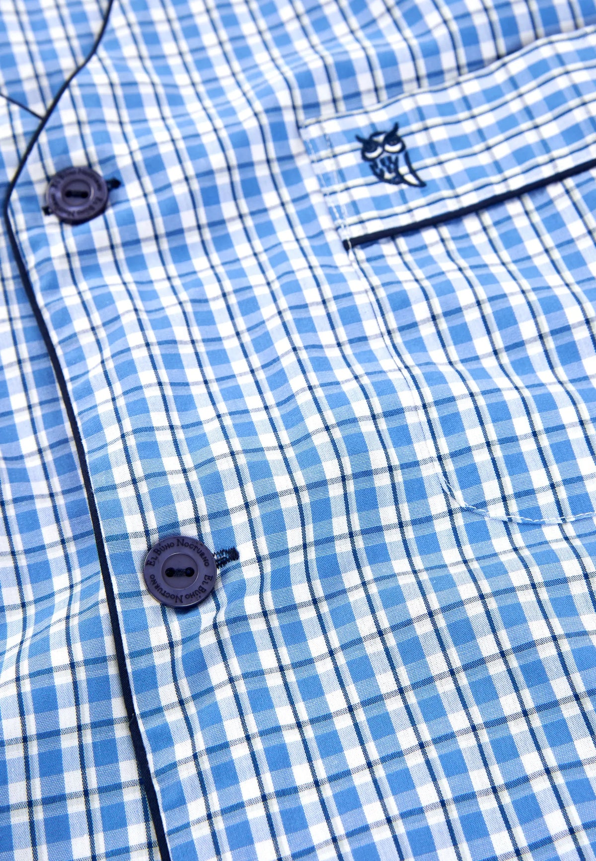 Camisa de cuadros azul, mezcla de algodón, estilo casual, con botones oscuros y bordado en el pecho.