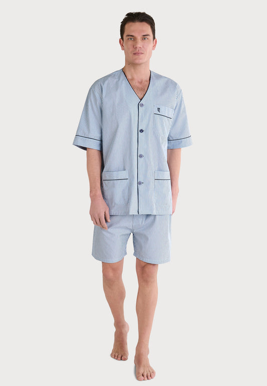 Pijama de hombre de rayas azul claro, algodón, estilo corto con botones y bolsillos. Ideal para descanso.