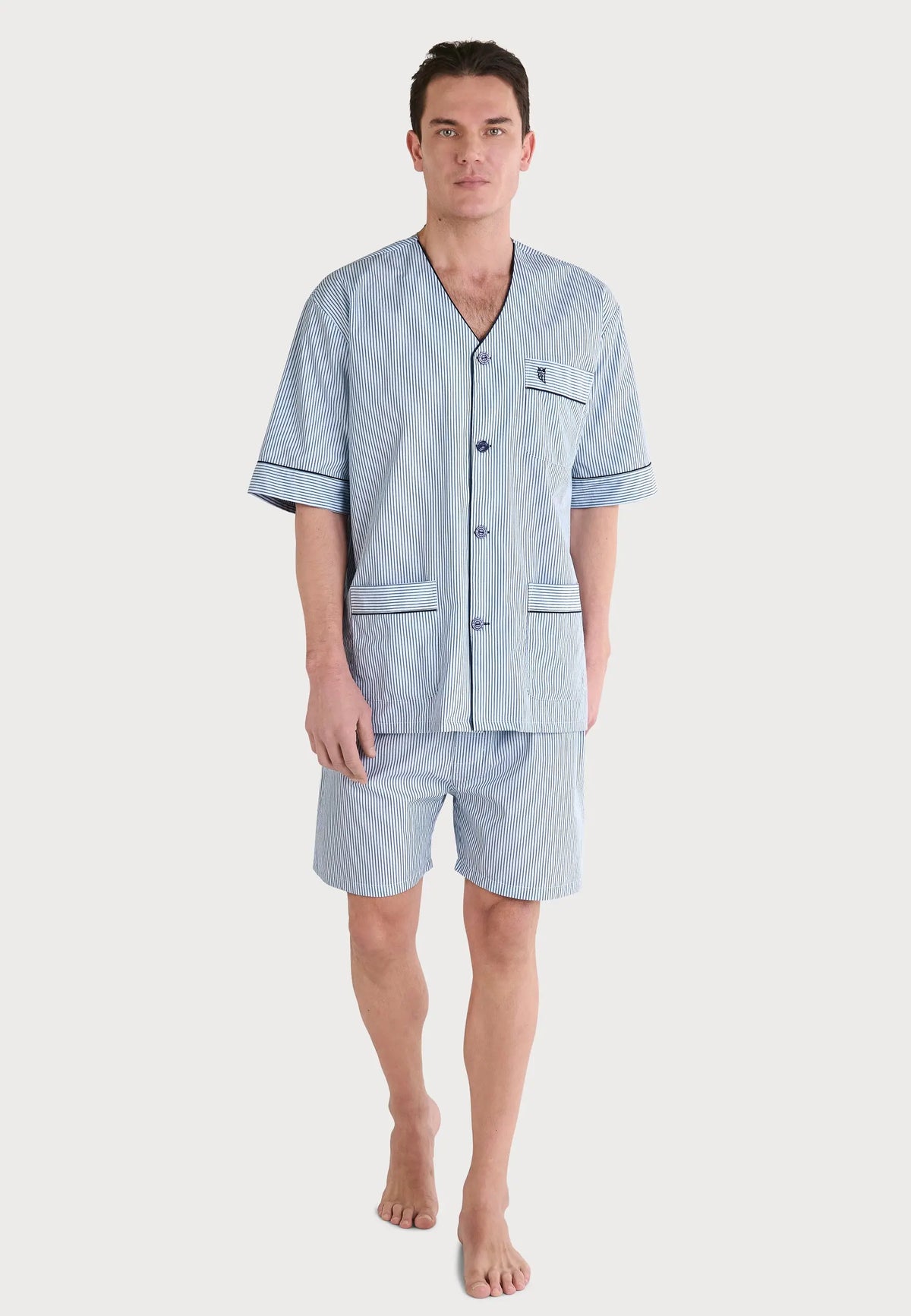 Pijama de hombre de rayas azul claro, algodón, estilo corto con botones y bolsillos. Ideal para descanso.