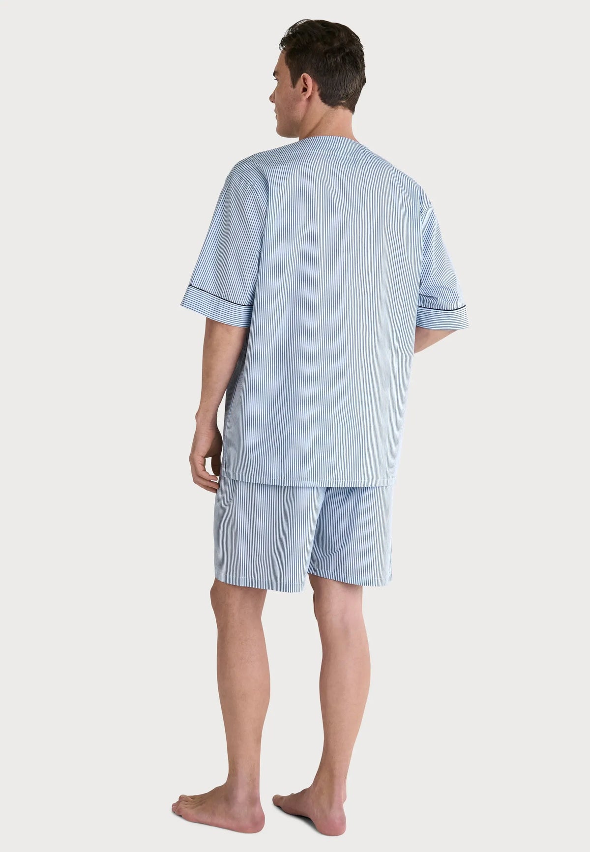 Pijama de hombre de rayas azul claro, compuesto por camiseta de manga corta y pantalones cortos de algodón.