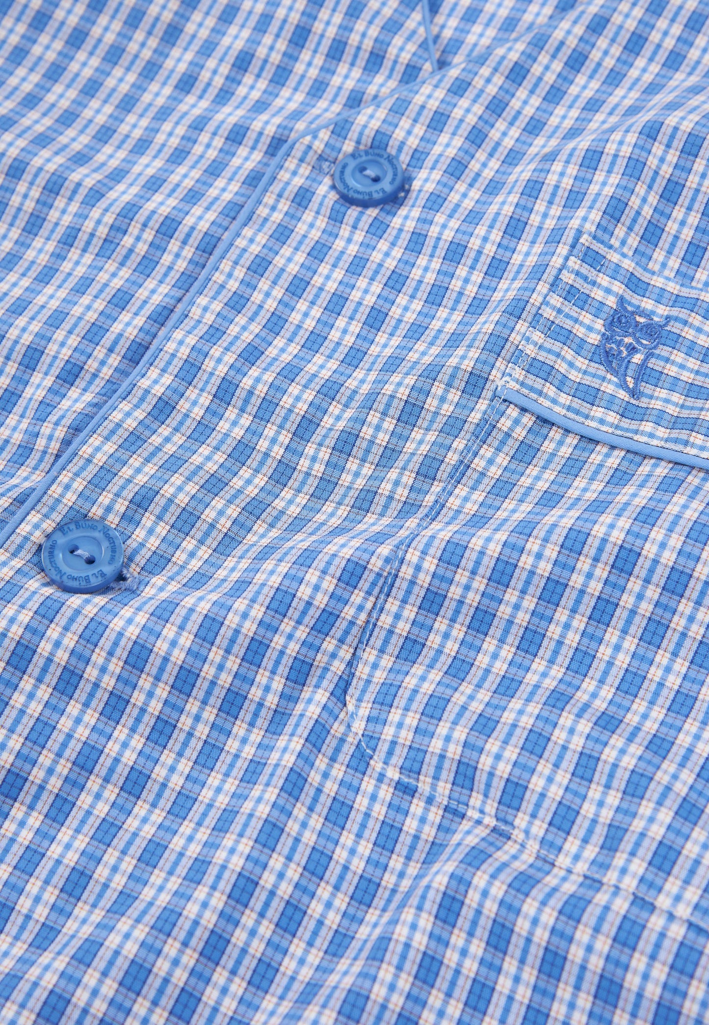 Camisa de cuadros azules y beige, 100% algodón, con botones azules y bordado en el bolsillo. Ideal para verano.
