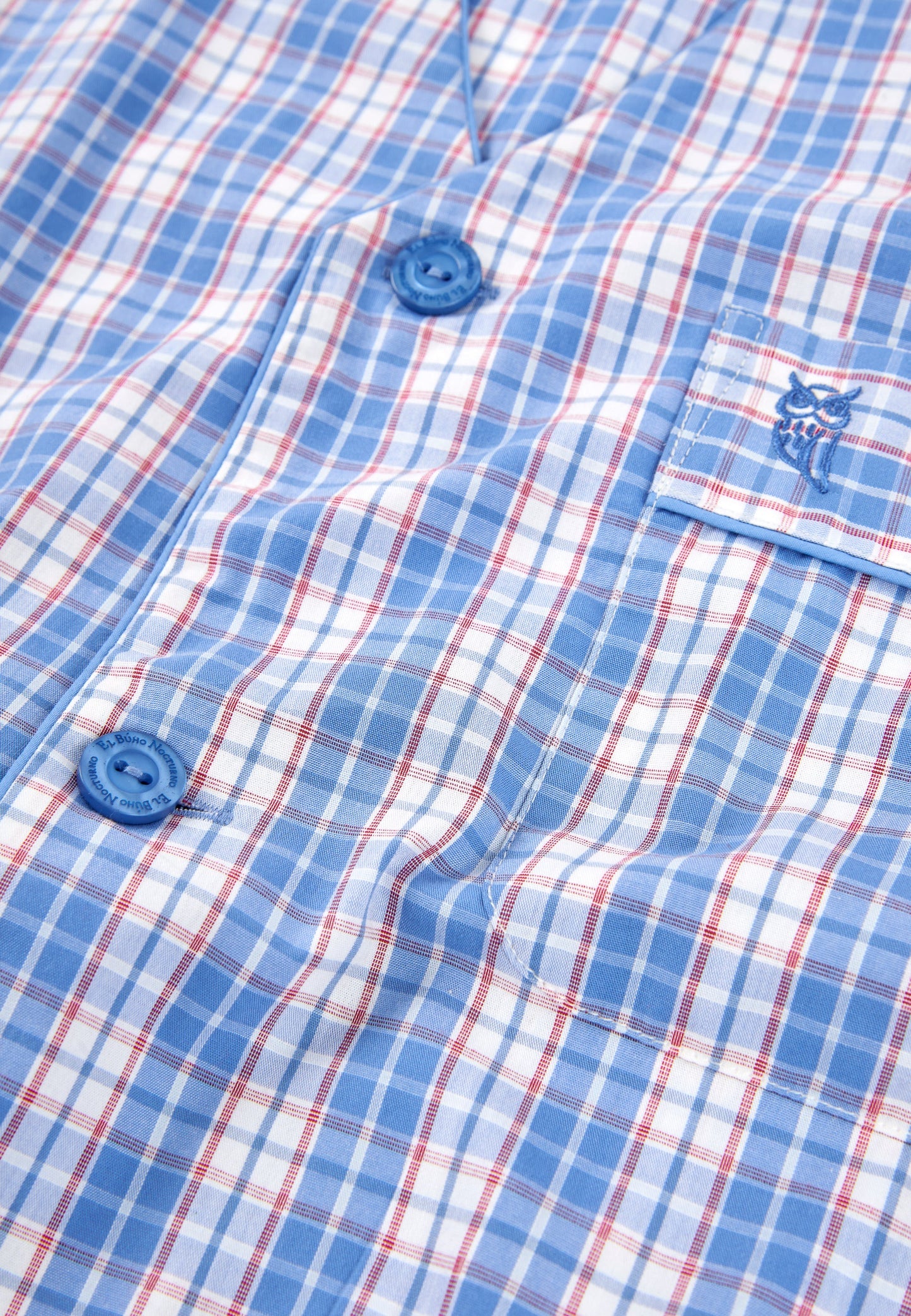 Camisa de cuadros azul y blanco, de algodón, con botones y bolsillo bordado, estilo casual y fresco.