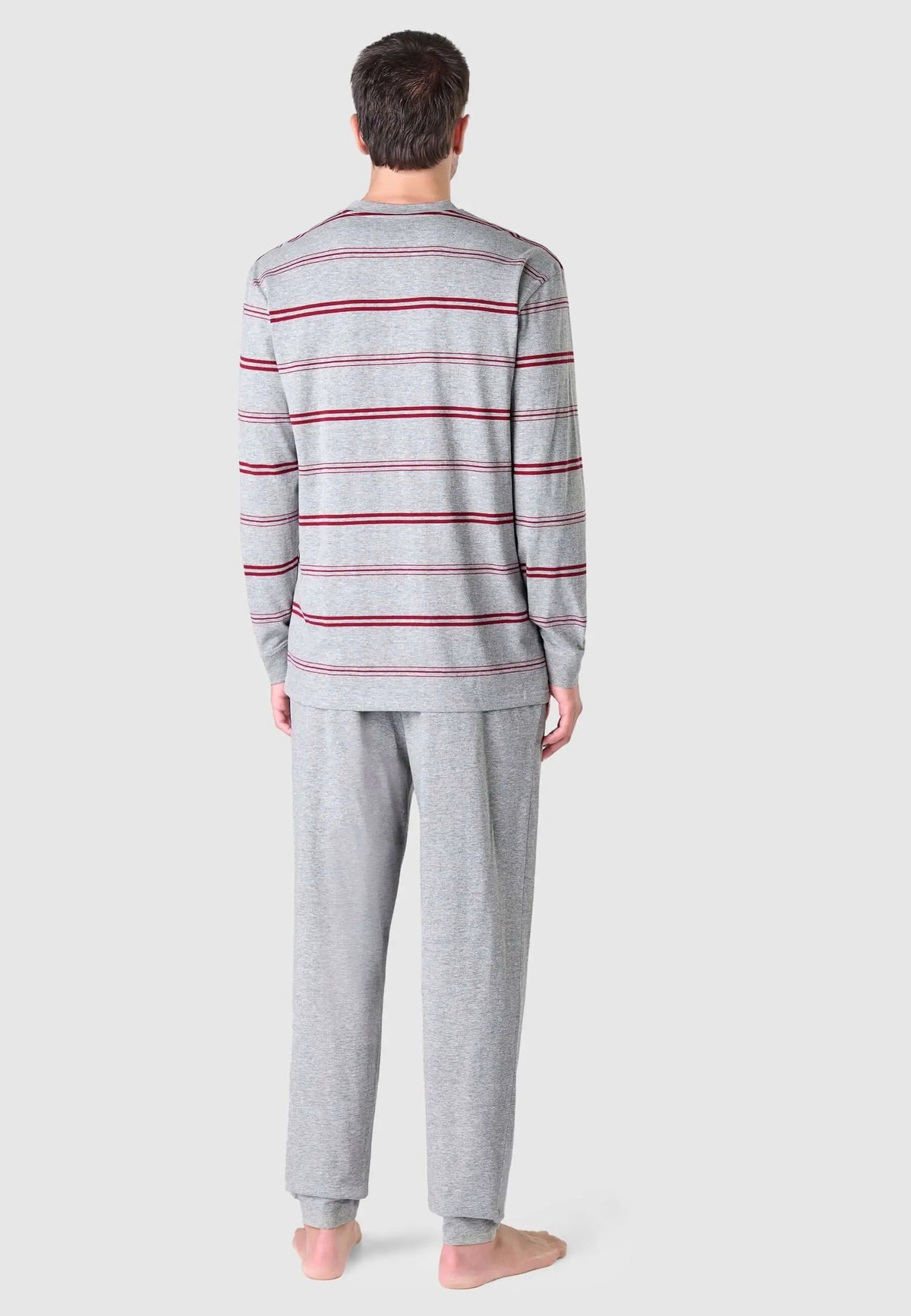 Pijama de hombre gris con rayas horizontales granates, manga larga y pantalón liso. Modelo de espaldas, tejido de punto.