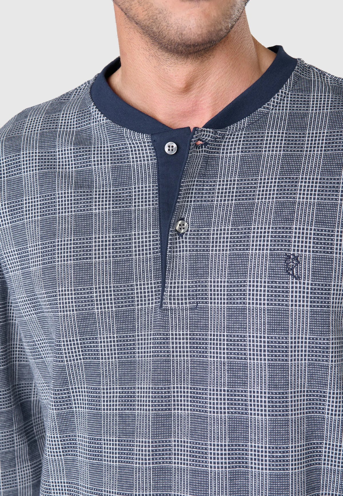 Camisa de hombre de algodón azul marino con patrón de cuadros y cuello tipo henley.
