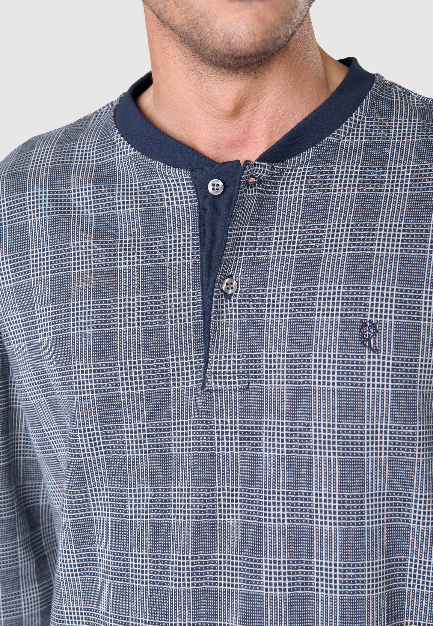 Camisa de hombre de algodón azul marino con patrón de cuadros y cuello tipo henley.