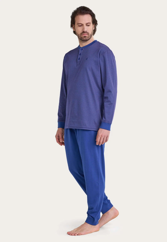 Pijama azul de hombre: camiseta estampada de botones y pantalón largo liso de punto de algodón.