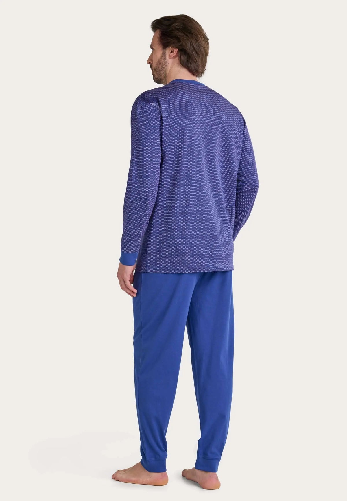 Pijama largo azul de hombre, camiseta texturizada de manga larga con puños y pantalón liso, marca El Búho Nocturno.