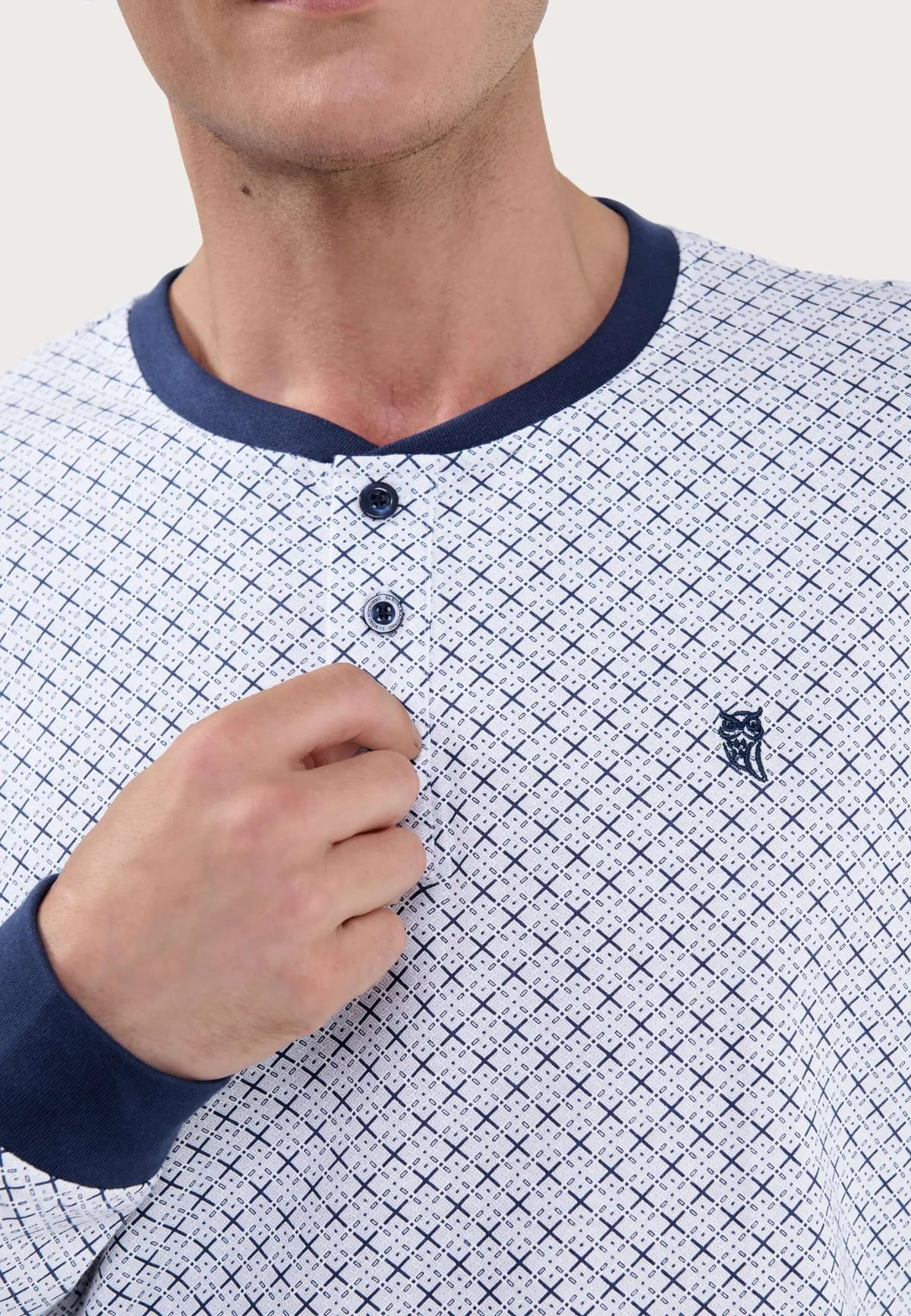 Pijama hombre: camiseta punto blanca estampada, cuello redondo y puños azul marino, tapeta con dos botones y logo búho.